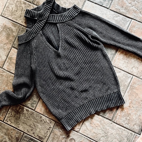 ⭐️BOGO FREE⭐️FREE PEOPLE "Half Moon" EUC Halter Sweater Grunge Distressed S - Picture 4 of 11